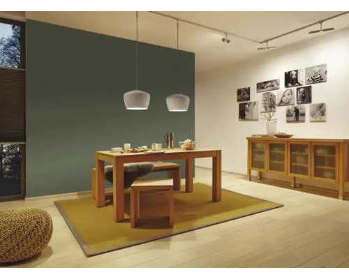 Helles Esszimmer mit Holztisch, Pendelleuchten und Sideboard