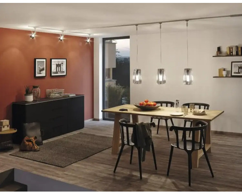 Esszimmer mit Esstisch, Stühlen, Sideboard und Beleuchtungssystem