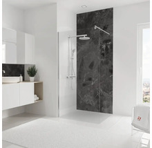 Salle de bains lumineuse avec cabine de douche, lavabo et fenêtre pour une ambiance moderne.