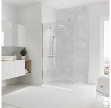 Salle de bains lumineuse avec douche à l'italienne, lavabo et serviettes