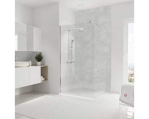 Salle de bains lumineuse avec douche à l'italienne, lavabo et serviettes