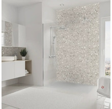 Helles Badezimmer mit Waschbecken, Spiegel, Dusche und gemusterter Duschwand
