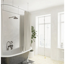 Salle de bains avec baignoire îlot, rideau de douche et pommeau de douche