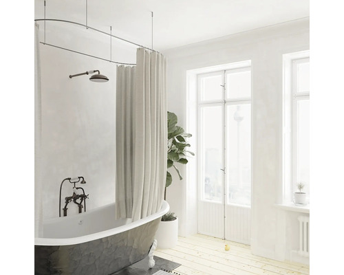 Salle de bains avec baignoire îlot, rideau de douche et pommeau de douche