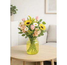 Blumenstrauß mit Sonnenblumen, Tulpen und Margeriten in Vase auf Tisch
