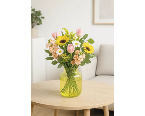 Blumenstrauß mit Sonnenblumen, Tulpen und Margeriten in Vase auf Tisch