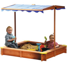 Sandkasten mit Dach und spielenden Kindern