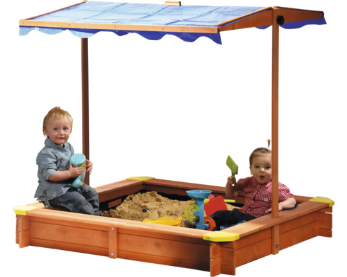 Sandkasten mit Dach und spielenden Kindern