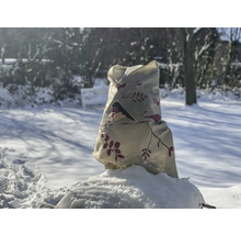 Sac de protection pour plantes avec motif d'oiseau dans un jardin enneigé