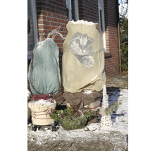 Scène de jardin hivernale avec des pots de fleurs et des housses de protection hivernale, dont une avec un motif de chat