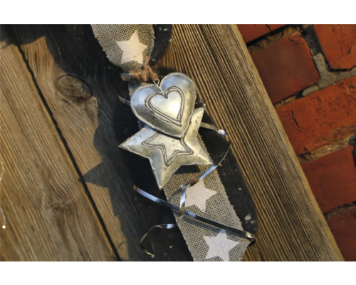 Décoration avec motifs de cœur et d'étoile sur un ruban à motif d'étoile