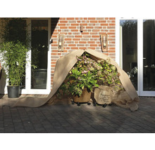 Jardin avec des plantes en pot sous une housse de protection