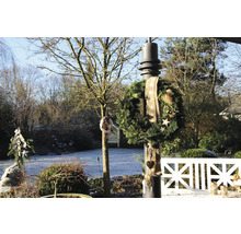 Jardin décoré avec couronne de Noël et décoration