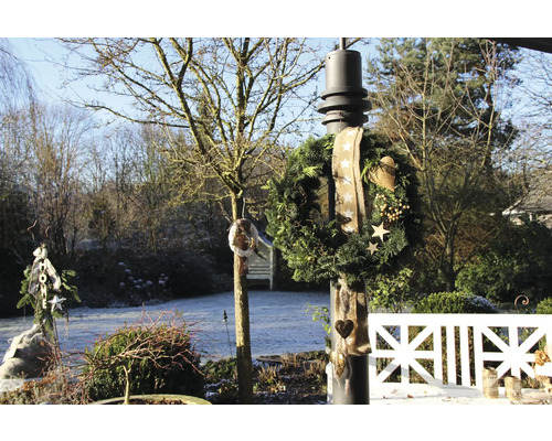 Jardin décoré avec couronne de Noël et décoration