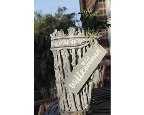 Vase décorative en bois avec panneau de bienvenue et plantes