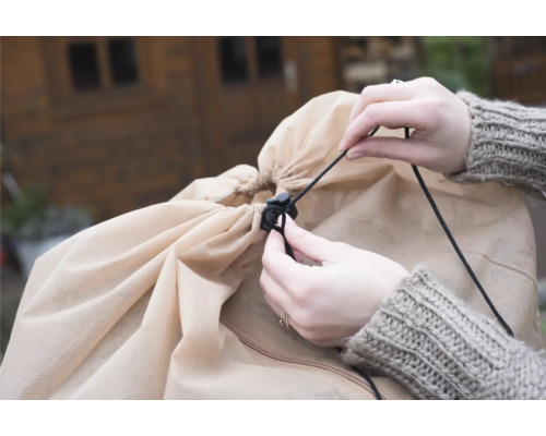 Personne serrant le cordon d'une housse de protection