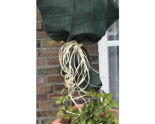 Décoration en jute et raphia devant un mur de briques