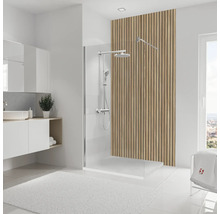 Salle de bain lumineuse avec douche, lavabo et panneaux en bois