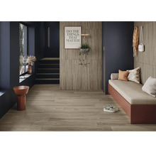 Intérieur avec parquet, banc et éléments décoratifs