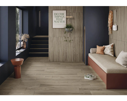 Intérieur avec parquet, banc et éléments décoratifs