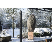 Winterlandschaft mit Pflanzenschutzhülle im Garten