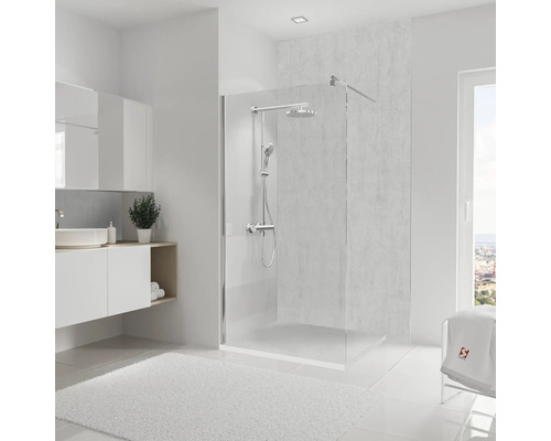 Salle de bain lumineuse avec douche à l'italienne, lavabo et miroir