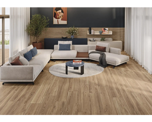 Salon avec canapé modulable, table basse et parquet.