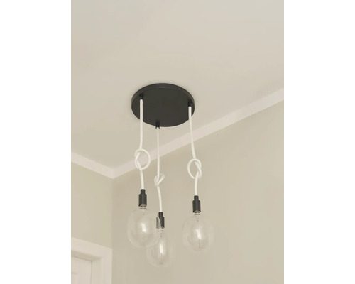 Deckenleuchte mit drei Leuchten und Knoten im Kabel