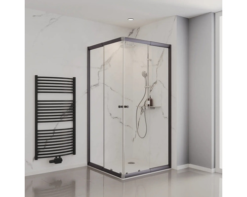 Badezimmer mit Dusche, Handtuchwärmer und Marmorwand