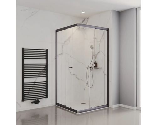 Begehbare Dusche mit Handtuchwärmer im Badezimmer