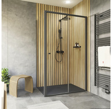 Modernes Badezimmer mit Duschkabine, Handtuchwärmer und Holzhocker