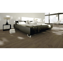 Schlafzimmer mit Doppelbett, Nachttisch und Holzboden