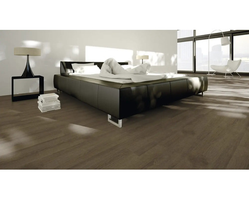 Schlafzimmer mit Doppelbett, Nachttisch und Holzboden