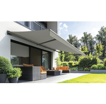 Terrasse mit Markise und Gartenmöbeln für den Aussenbereich