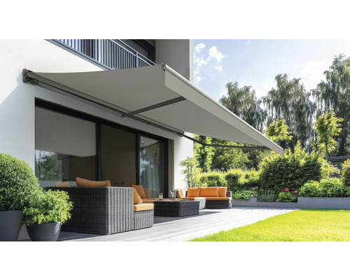 Terrasse mit Markise und Gartenmöbeln für den Aussenbereich