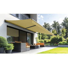 Un auvent déployable offre de l'ombre sur une terrasse avec des meubles de jardin.