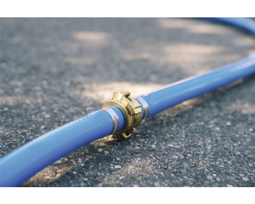 Blauer Wasserschlauch mit Messingkupplung und Schlauchschelle
