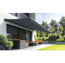 Store banne déployé faisant de l'ombre sur la terrasse avec mobilier de jardin.