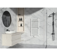Modernes Badezimmer mit Waschtisch, Spiegel, Handtuchwärmer und Dusche vor Marmorwand