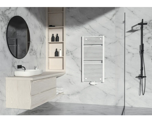 Modernes Badezimmer mit Waschtisch, Spiegel, Handtuchwärmer und Dusche vor Marmorwand