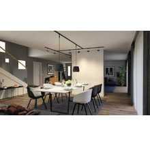 Salle à manger avec table, chaises et éclairage moderne