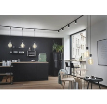 Cuisine moderne avec kitchenette noire, système de rails avec spots et suspensions