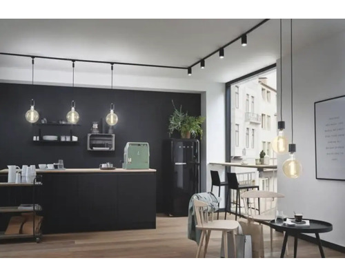 Cuisine moderne avec kitchenette noire, système de rails avec spots et suspensions
