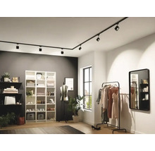 Dressing moderne avec système de rails noirs et spots variables pour un éclairage flexible.