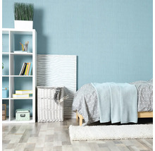 Helles Zimmer mit Bett, Regal und Dekoration für eine freundliche Atmosphäre