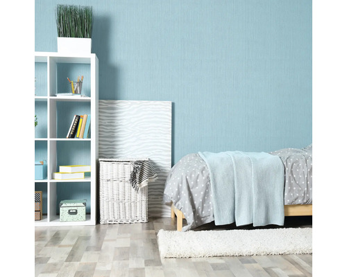 Helles Zimmer mit Bett, Regal und Dekoration für eine freundliche Atmosphäre