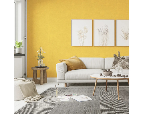 Wohnzimmer mit weißem Sofa, gemusterter Teppich und gelber Wand