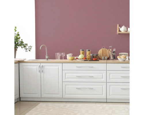 Cuisine équipée avec évier, robinet, armoires et tiroirs