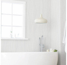 Badezimmer mit Badewanne, Armatur, Pendelleuchte und Fenster