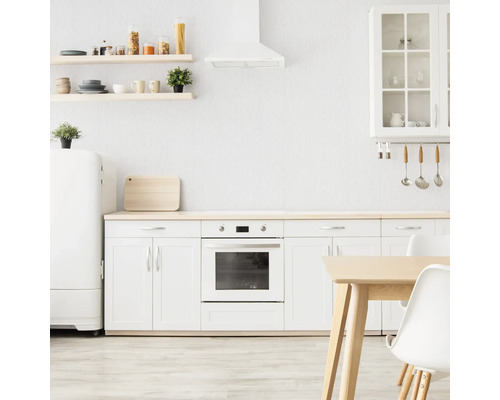 Helle Küche mit Küchenschränken, Regalen, Dunstabzugshaube, Esstisch und Kühlgerät